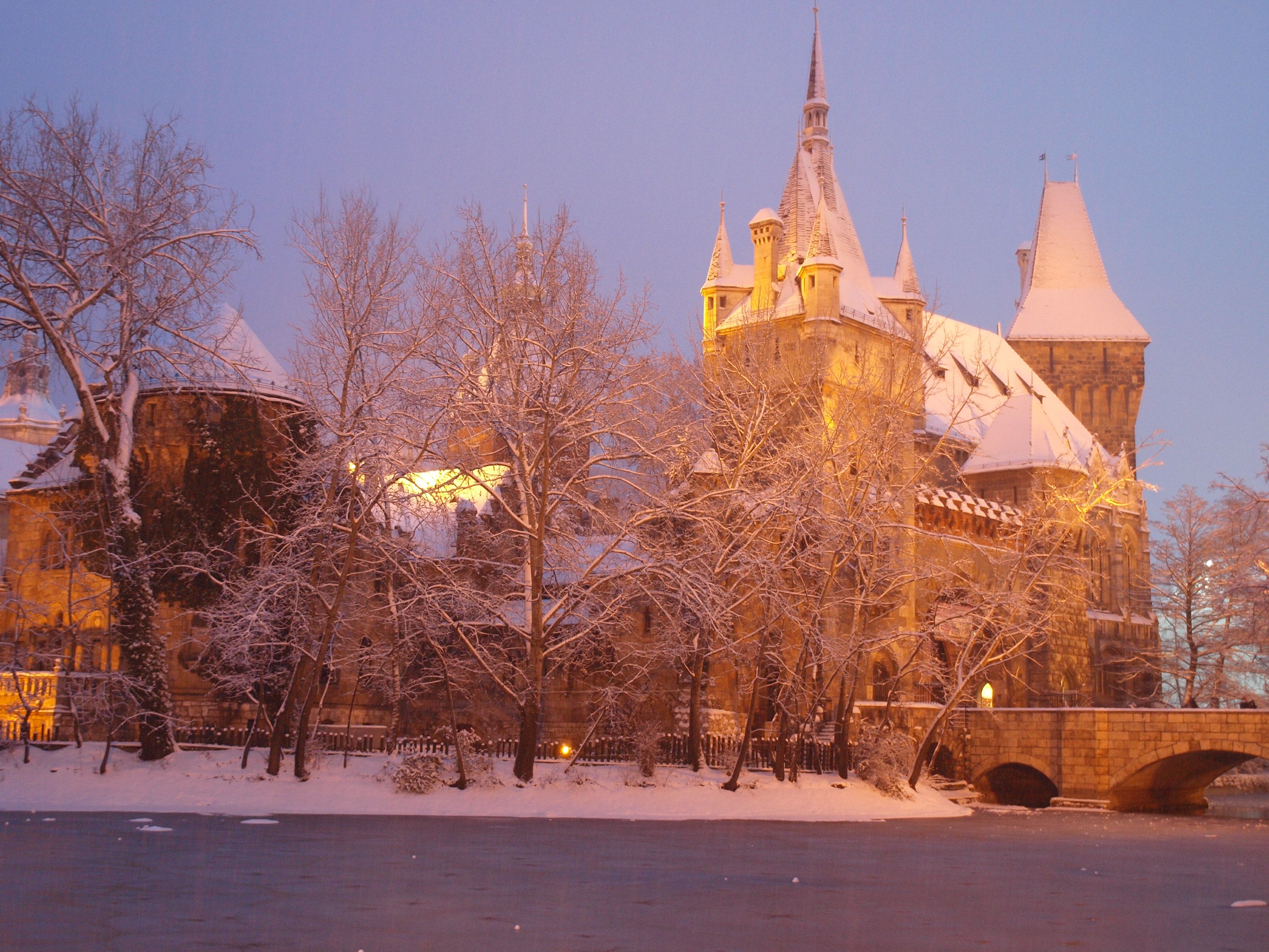 Vajdahunyádský hrad vypadá zcela běžně jako pohádkový hrad ukradený z Karpat (haha), natož se sněhovou pokrývkou