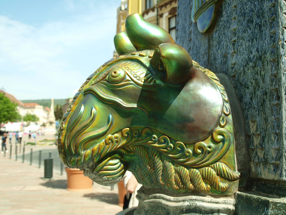 Zsolnayova kašna v detailu