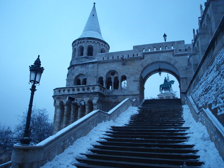 A když se pak najednou město začalo rozsvěcet, světla se prodrala i skrz mlhu a maličké vločky