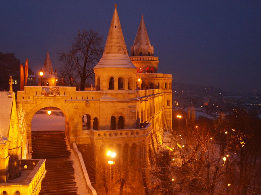 A nejkouzelnější samozřejmě byl úplně neporušený sníh, třpytící se v městských světlech.