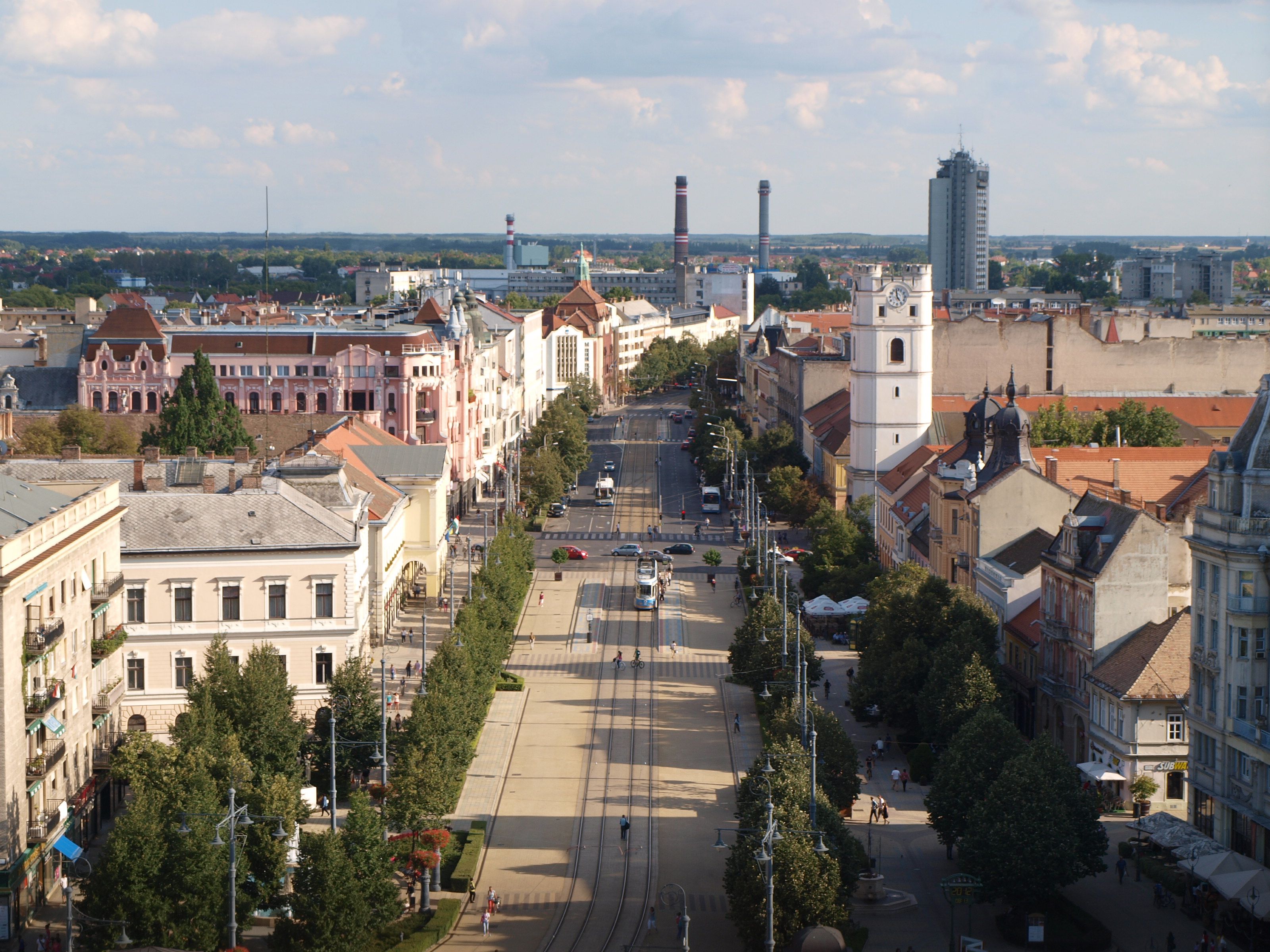 Výhled z věže kostela na hlavní třídu Debrecínu