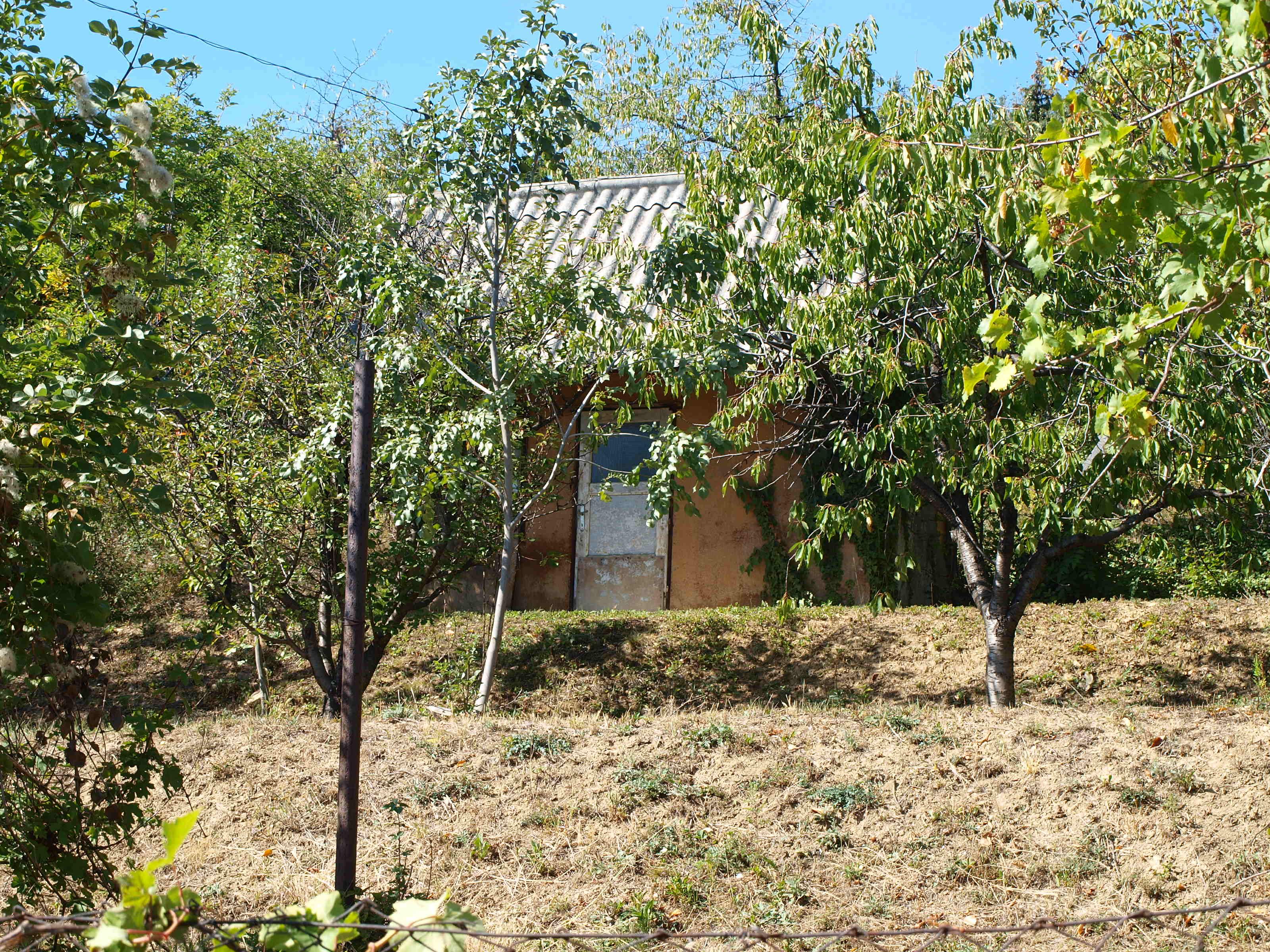 Jedna z mnoha opuštěných chatiček, které pomalu vytlačují luxusní vily.