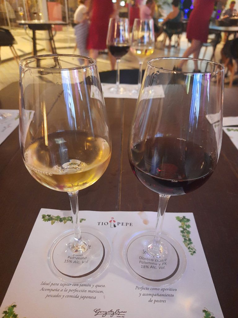 Rozdíl je vidět na první pohled. Sklenice v pravo neobsahuje červené víno 🙂