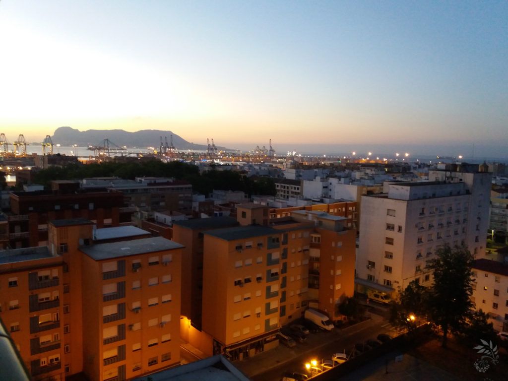 Pondělní odjezdové svítání nad Gibraltarem.