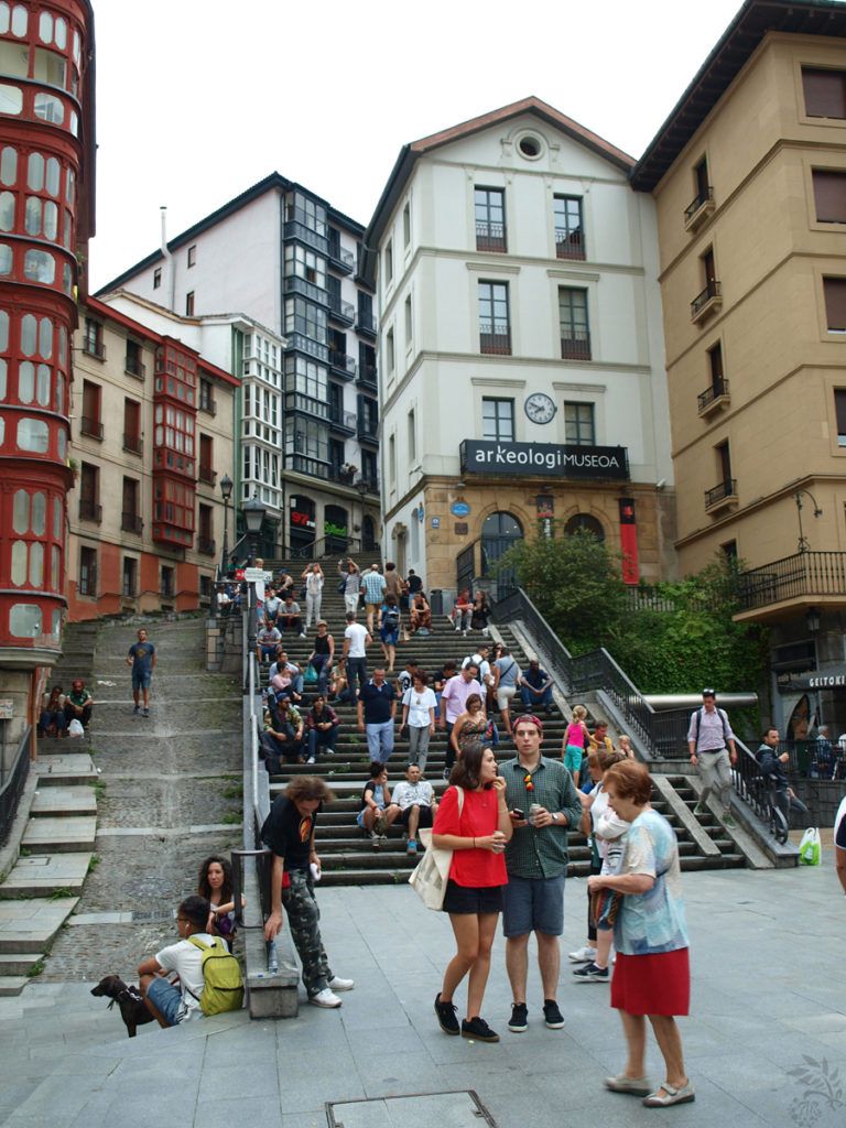 Jedno z hlavních náměstí starého města. Možná příště prolézt uličky stoupající vzhůru…?