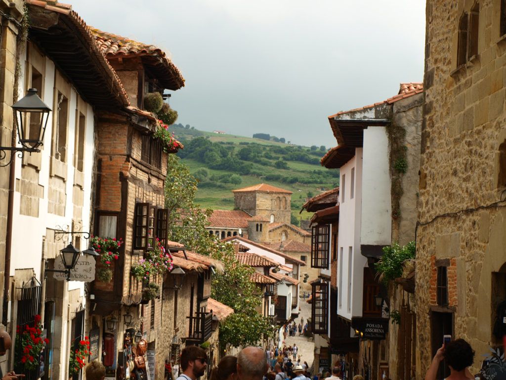 Santillana del Mar. Všimněte si množství hlaviček, přes které jsem fotila…