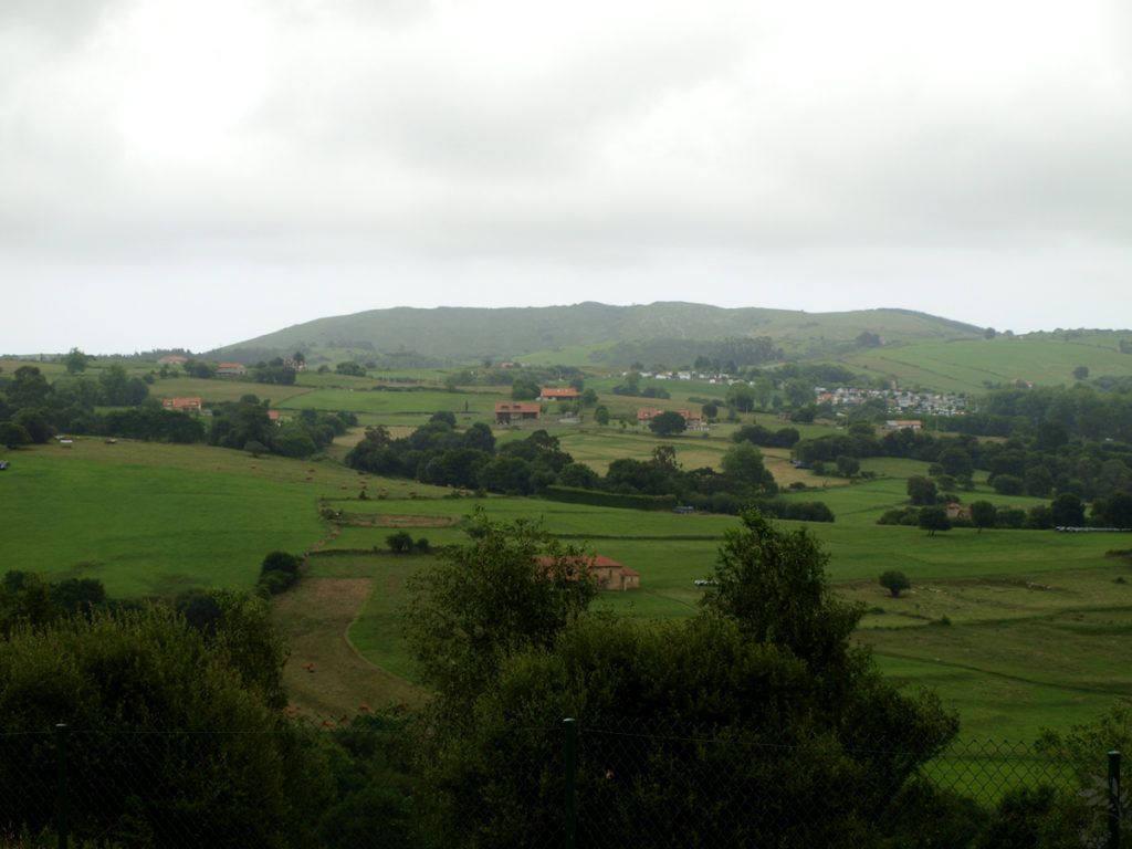 Výhled od muzea do krajiny. Krásné, zelené španělské(!) krajiny