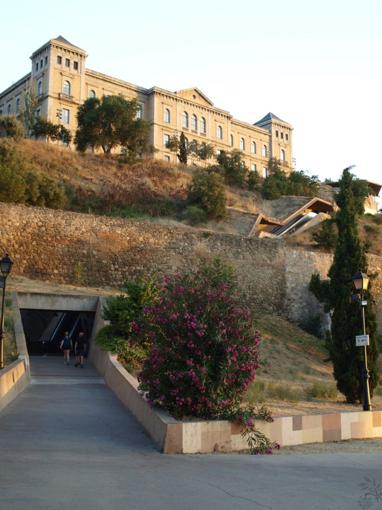 „Potom, až ty schody najdu, udělám z nich schody do nebe! No jasně! Udělám z nich točitej eskalátor. Já je zmaluju, já jim natřu zábradlí, ať vidí, zač je toho osel. Pěkně jim to natřu…“