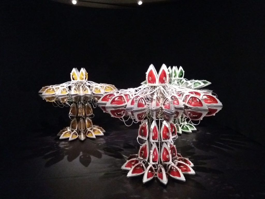 Moderní umění. Jedno z těch lepších – žehličky se dokonce rozevíraly jako květ._ _Ne, modernímu umění prostě nerozumím