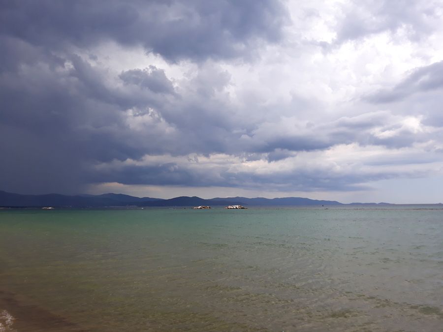 Poslední koupání mezi kapkami deště