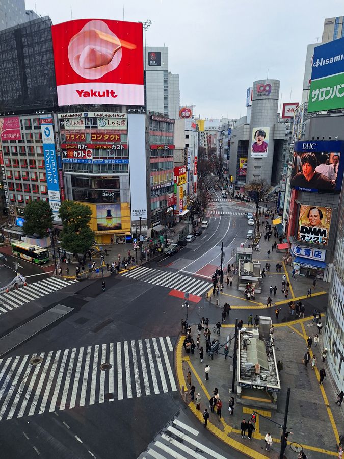 Šibujská křižovatka, v neděli ráno dost poklidná.