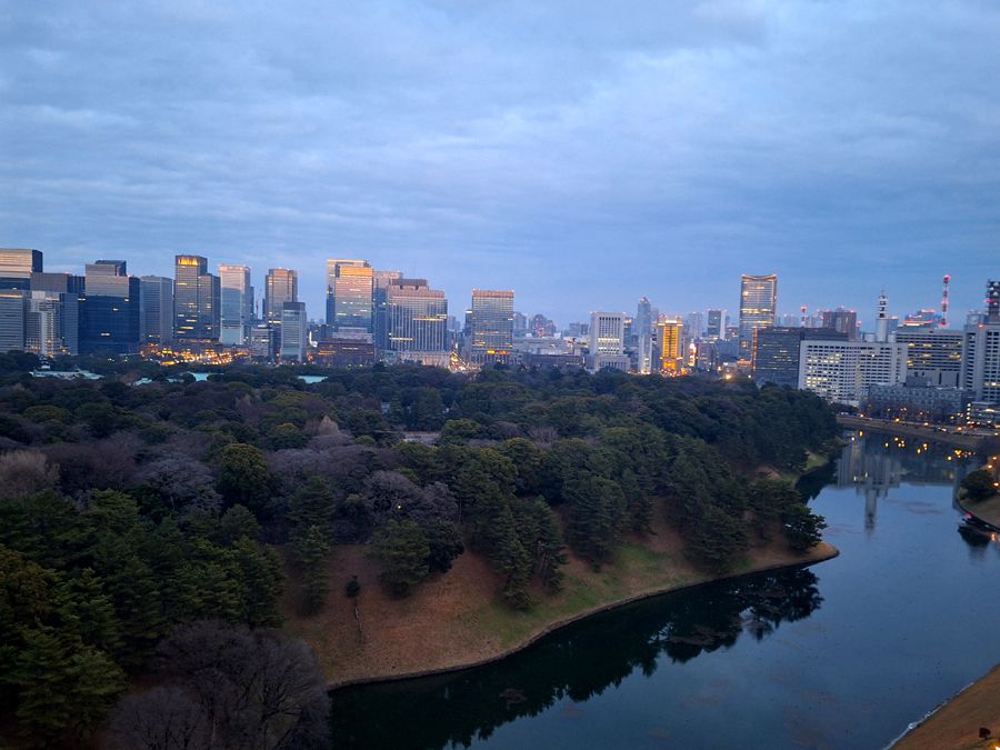 Výhled z prvního ubytování. Ty světlé zelené fleky v záplavě stromů jsou střechy císařského paláce. I když to tak nevypadá. 