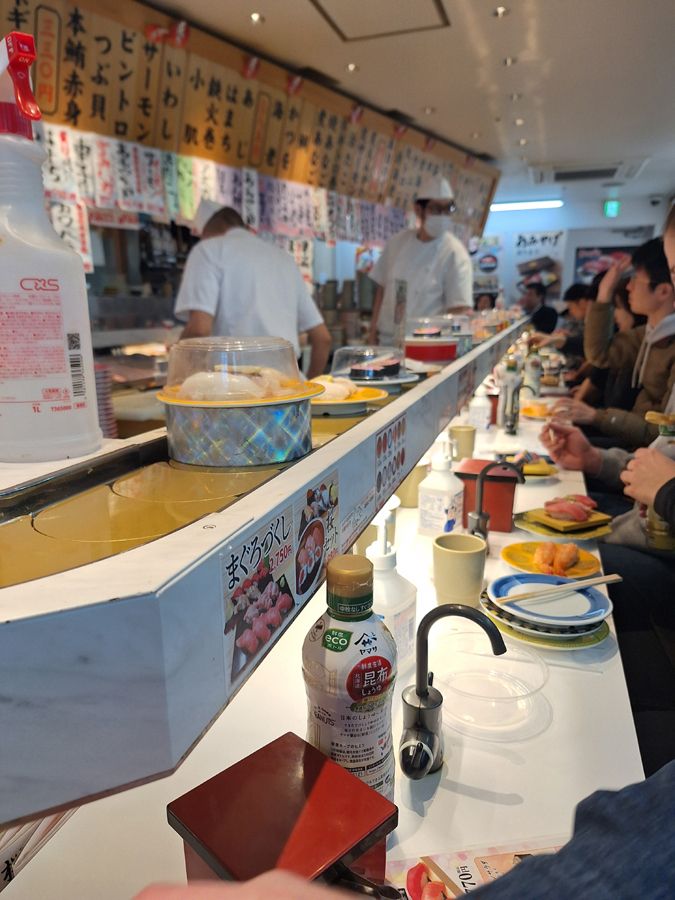 Running sushi! Sice následovalo po menším failu při hledání večeře, ale nakonec další skvělý zážitek.