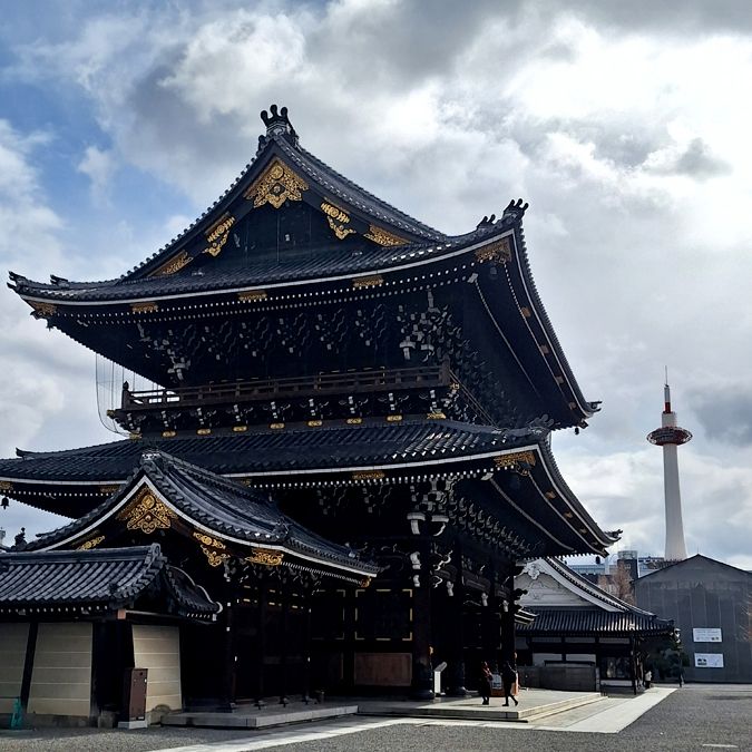 V Kjótu se mi povedlo dostat i do chrámu, který byl pro mě zcela strategicky vedle Kyoto Tower.