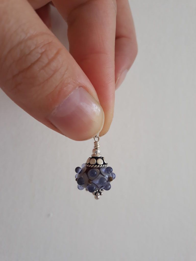 Chrpově modrý korálek se zlatými tečkami. Zkrátka jednoznačné „must have“.