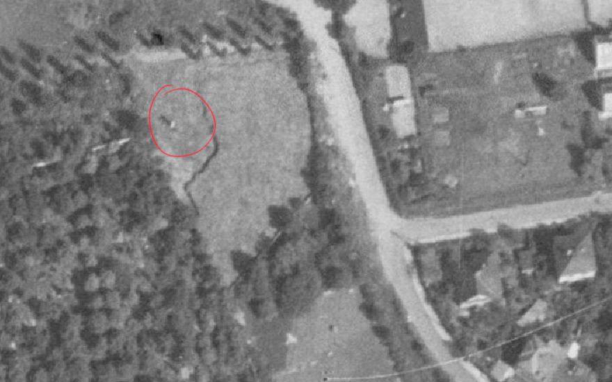 Ortofoto z roku 1966 kde je ještě velmi zřetelně vidět kaplička, respektive Boží muka. Špatně jsou vidět ještě na ortomapě z roku 1975.
