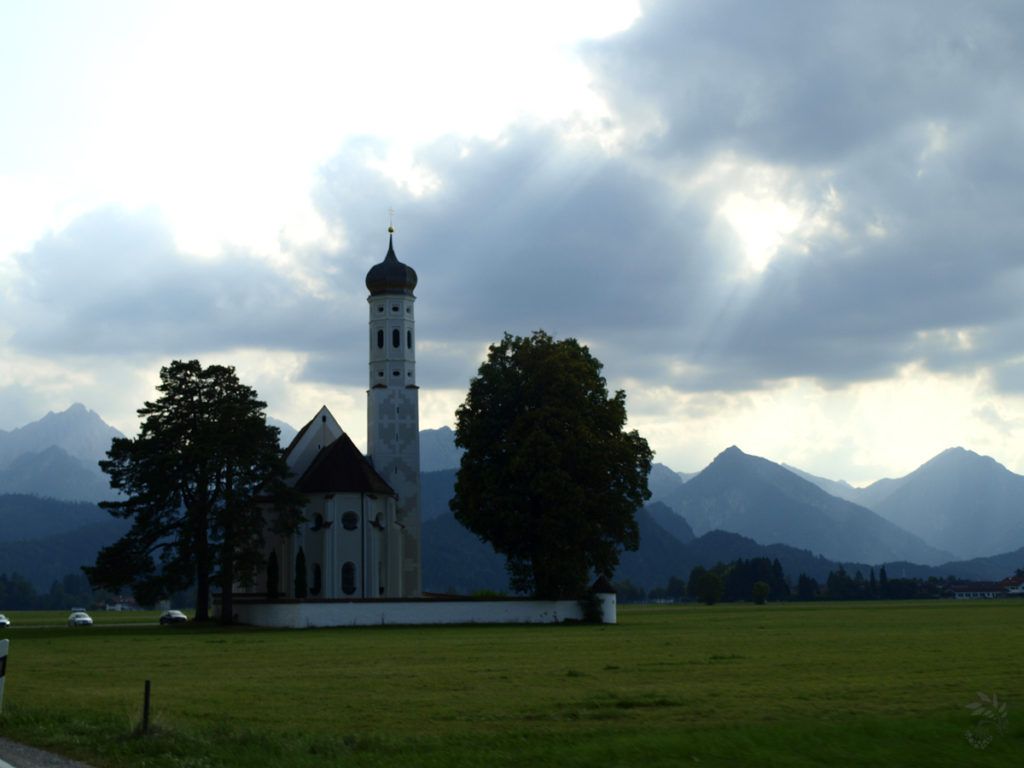 Kostelík a z naprosté roviny náhle se zvedající hory