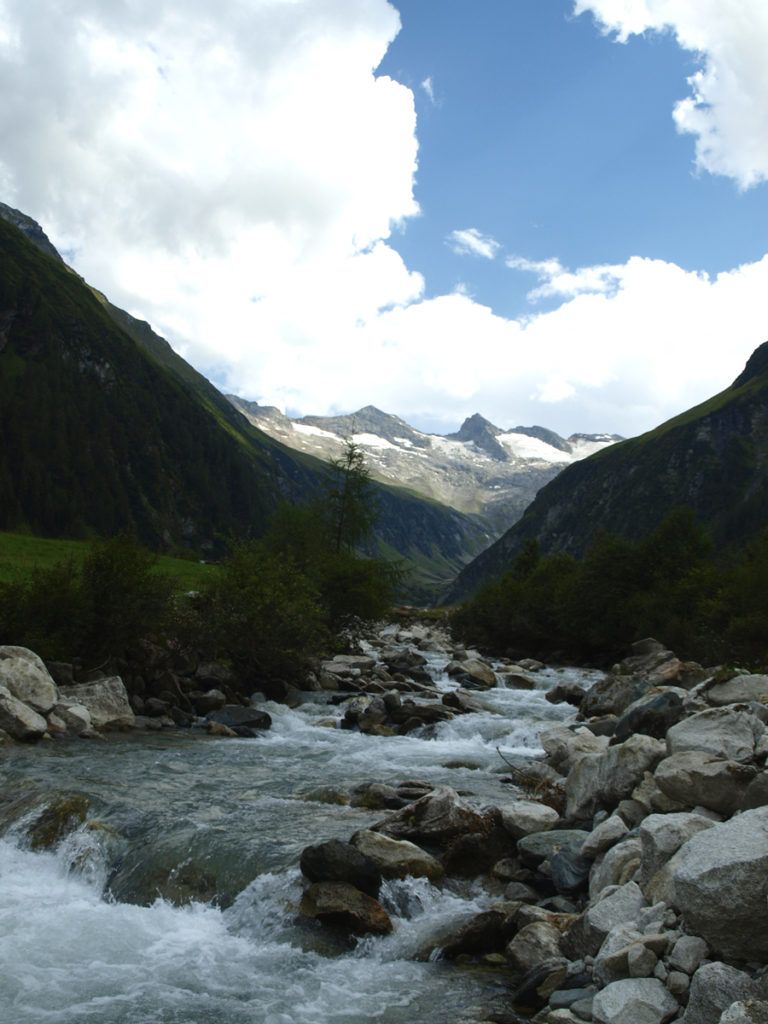 Hory, ledovce, zurčící potok a kupící se mraky…