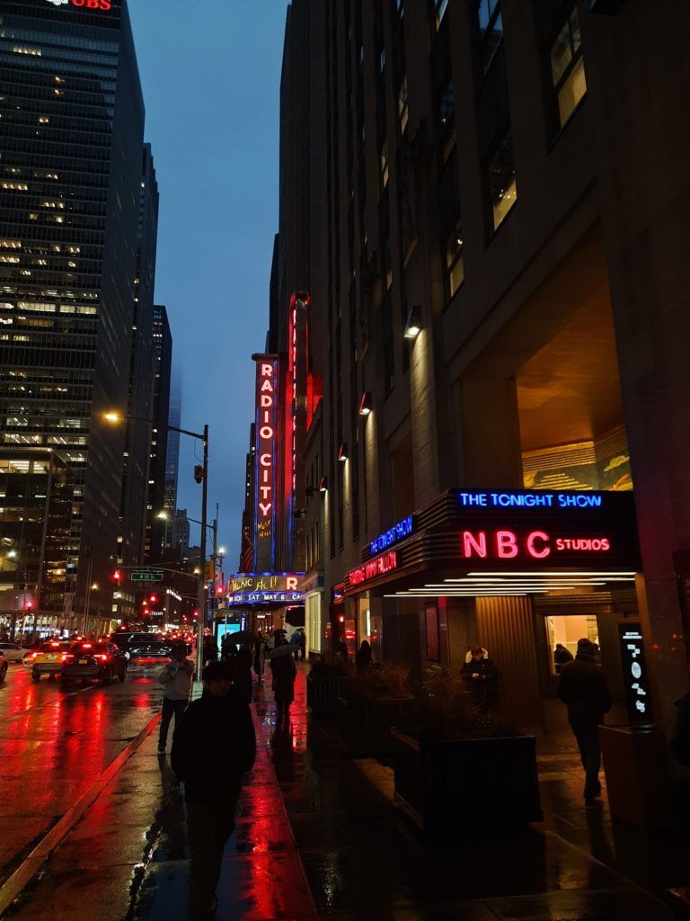 Upršený, večerní, svítící. Rockefeller a 6th Avenue