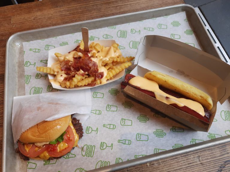 Snaha o lokální prasárny – burger a hot dog a hranolky se spoustou sýra. Hm.