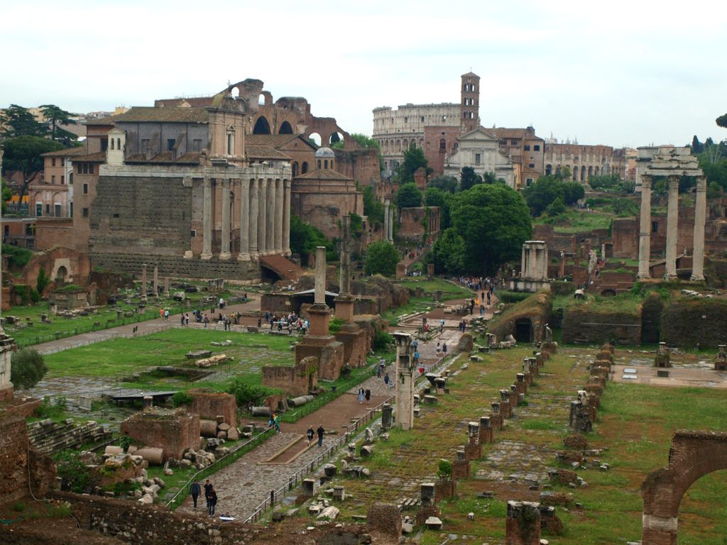 Forum romanum s colosseem v pozadí.