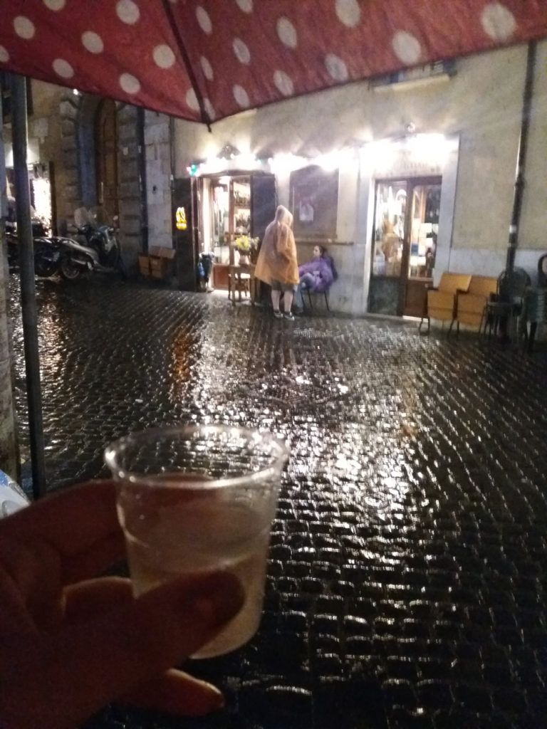 Prosecco, abychom vydrželi ve frontě. A dešti.