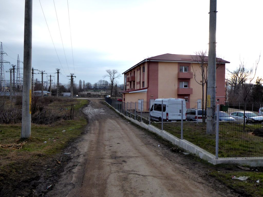 Hotel, polňačka, dráty. Spousta drátů. Všude