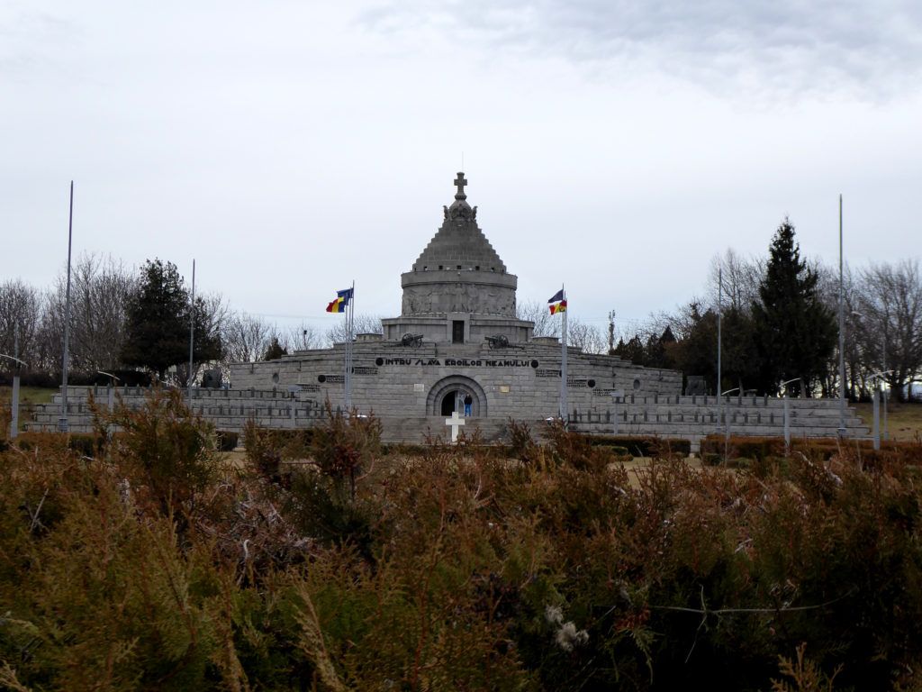 Památník obětem 1. světové války v Mărăşeşti. Velké pozitivum tohoto výletu – chci se podívat blíže na rumunské dějiny. Zjistila jsem, že toho vím bolestně málo.