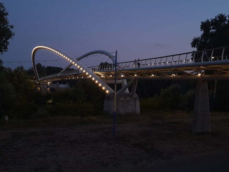 Virághíd v Szolnoku. Asi nejzajímavější věc, jakou tam mají.