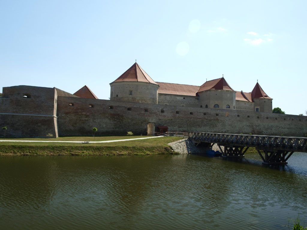 Velkolepá vodní pevnost ve městě Făgăraș