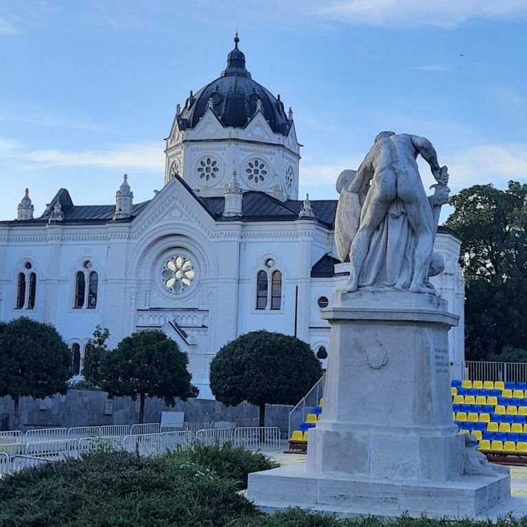 Jinak je Szolnok pěkná pr*el, jak zde umně znázornil sochař.