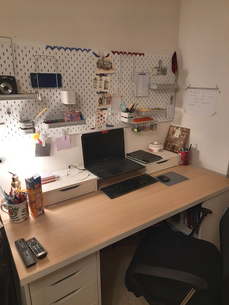 Tramtadadááá! Moje krásná pracovní plocha i s nástěnkami. (Takhle krásně uklizená vydržela zhruba tři minuty.)