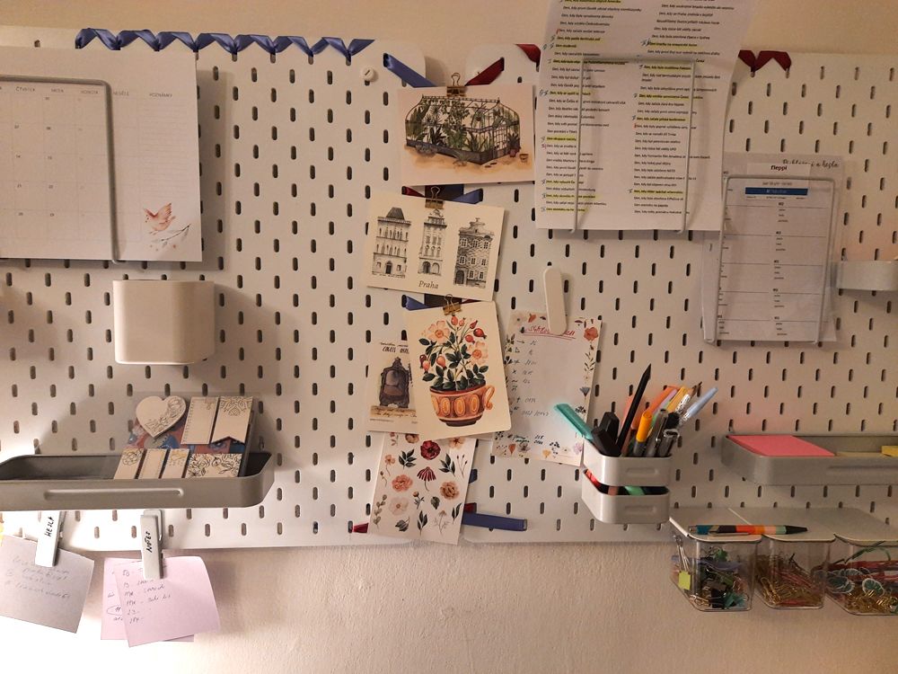 Absolutně nechápu, jak se nám povedlo tentokrát navrtat nástěnky rovnoměrně, do prostoru zapadly naprosto kouzelně. A ještě jsem využila prostor mezi nimi na nějakou okrasu. Která mě teď na onlinech rozptyluje 😀