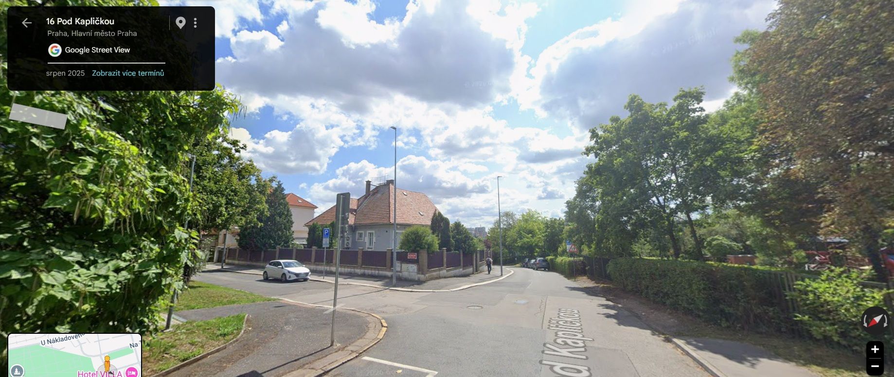 Fotografie ze Streetview jako srovnání a dnešní pohled. Ze stejného úhlu fotit nelze, protože tam dnes stojí nové domy. Zajímavostí ale je, že ten rohový dům z horního panoramatu stále stojí na svém místě, jen obklopen řadou dalších.