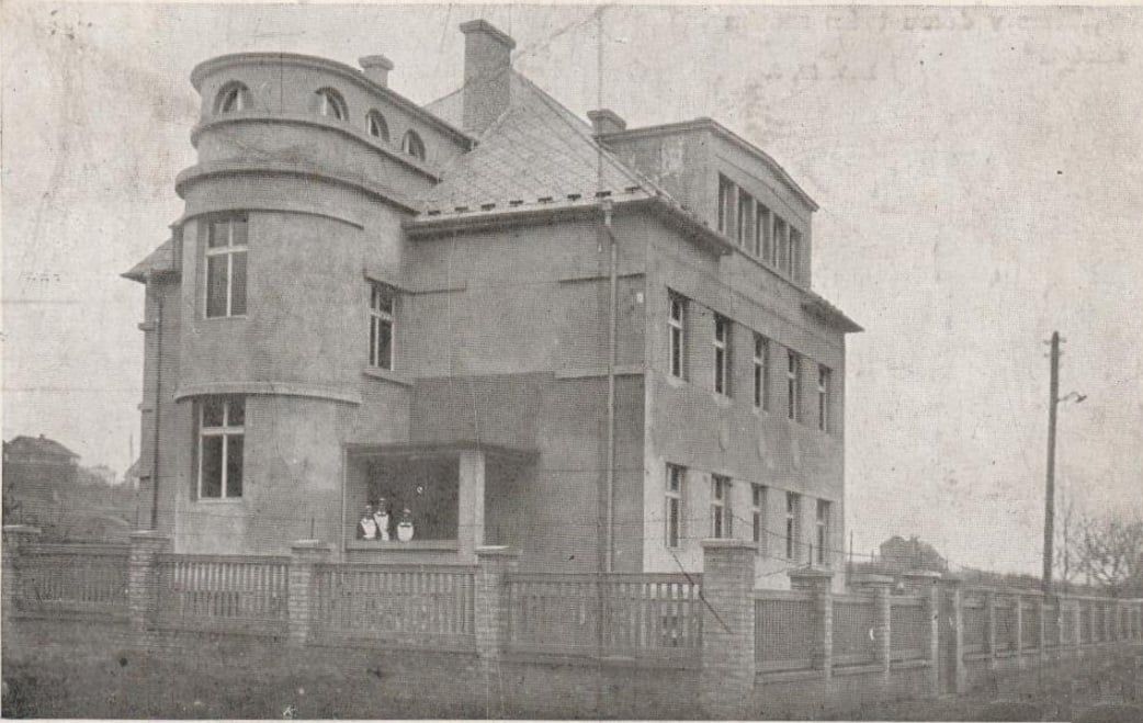 Fotografie z roku 1928. Na streetview dům pořád ještě je, ale zarostlý, proto nepřikládám srovnání. V srpnu 2026 byl zbořen.